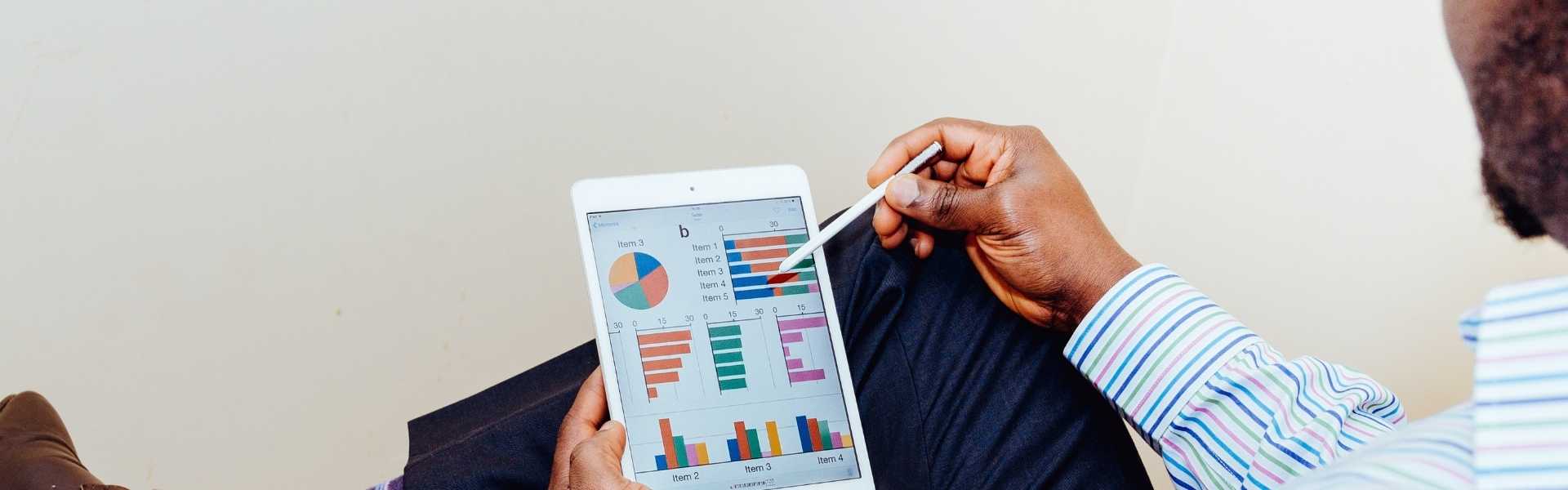 Curso de ciência de dados: foto de um homem analisando o gráfico no tablet.