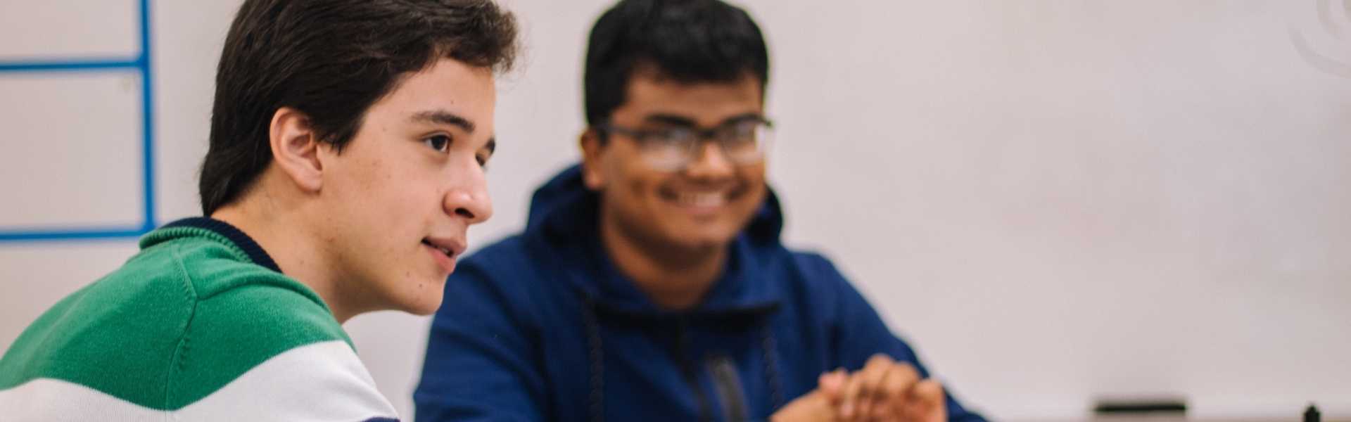 Não quero fazer faculdade: foto de dois estudantes.