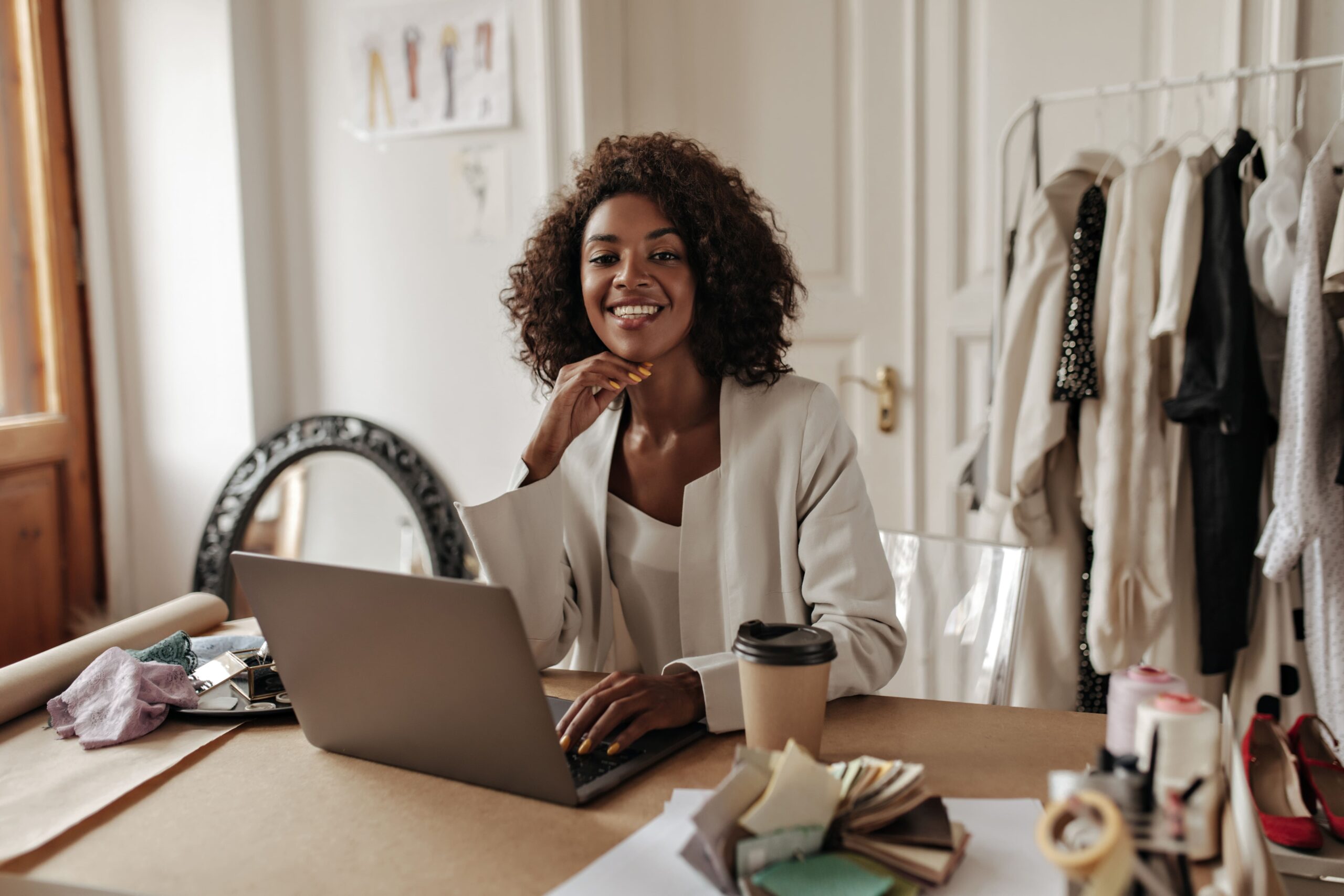 empreendedor: mulher sentada numa mesa com computador e café