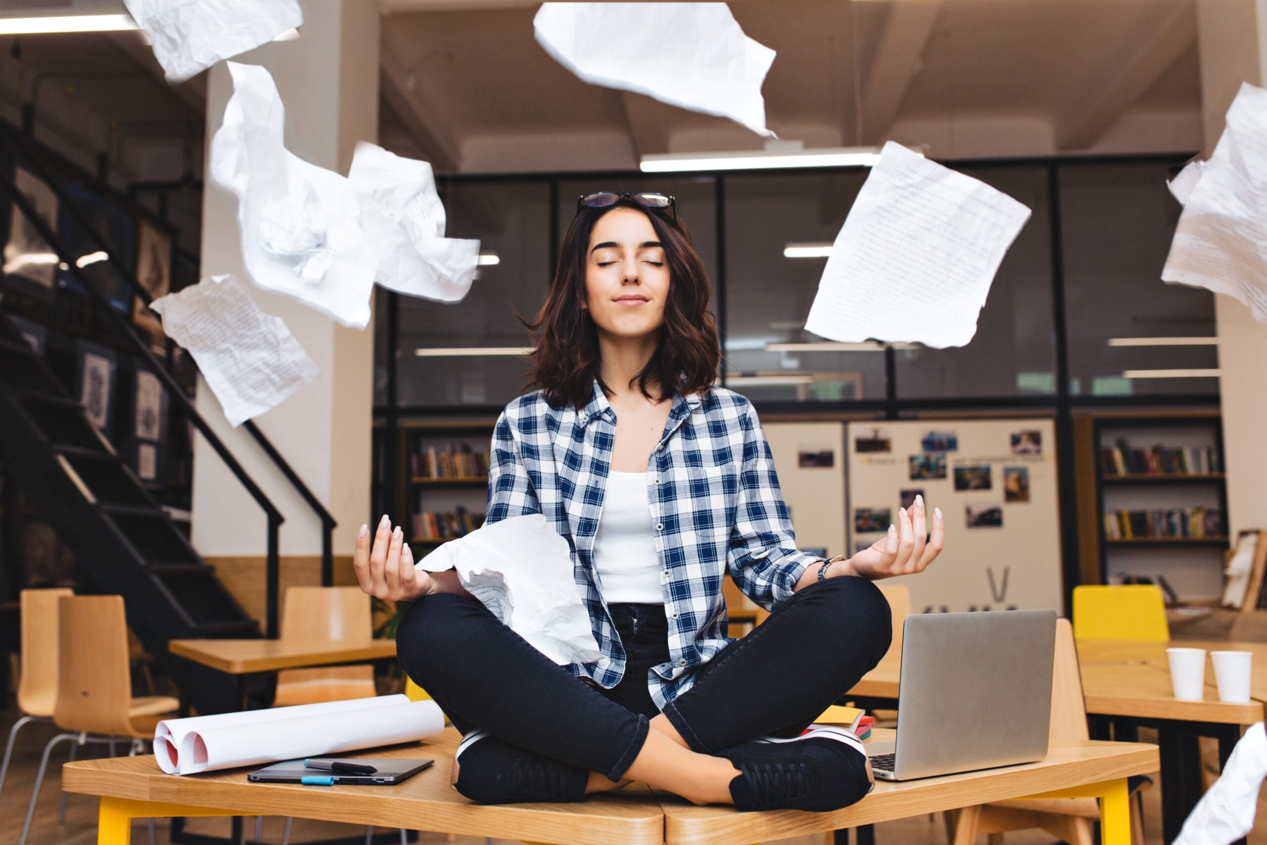 soft skills: mulher meditando sobre a mesa de trabalho