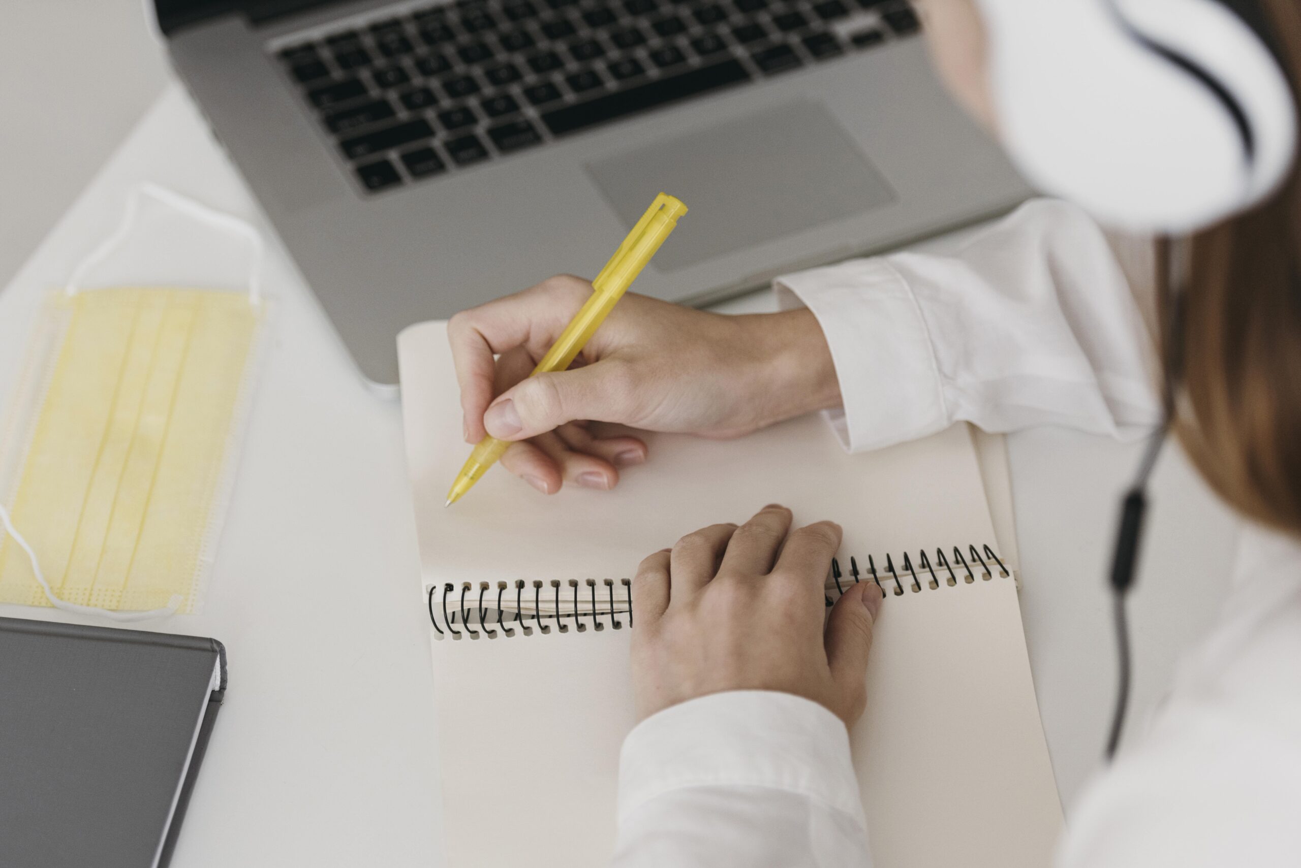 curso online: estudante com caderno e lápis na mão