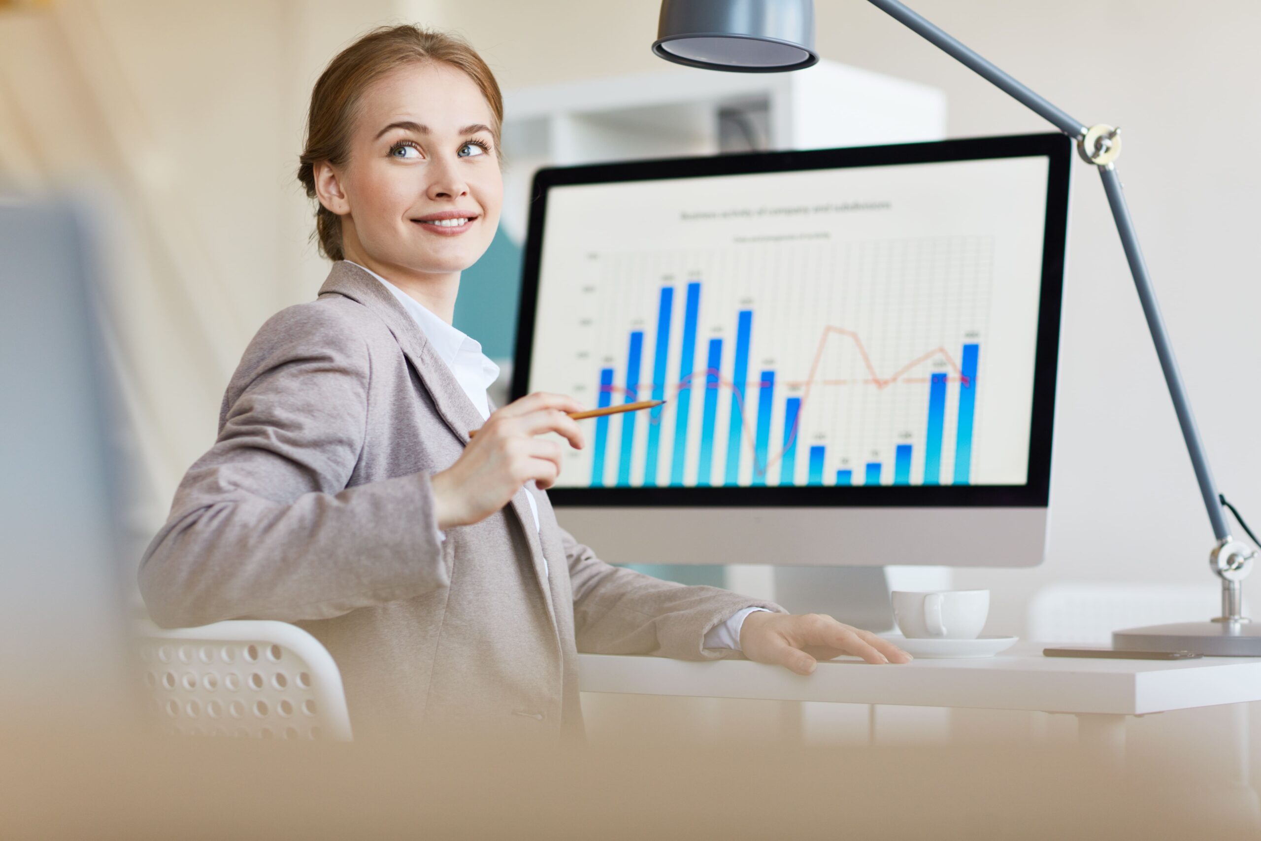 analista de dados ou cientista de dados: mulher no computador com gráfico de barras na tela